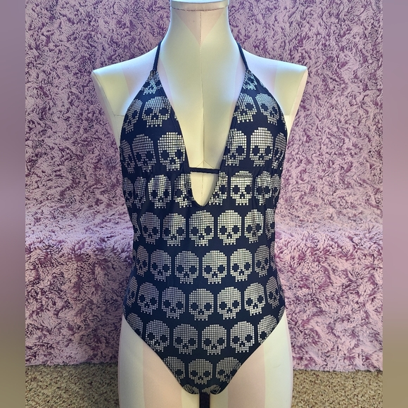 New IRONFIST Digital Skulls One-piece Swimsuit Size Sm 💀🖤 - Picture 2 of 10